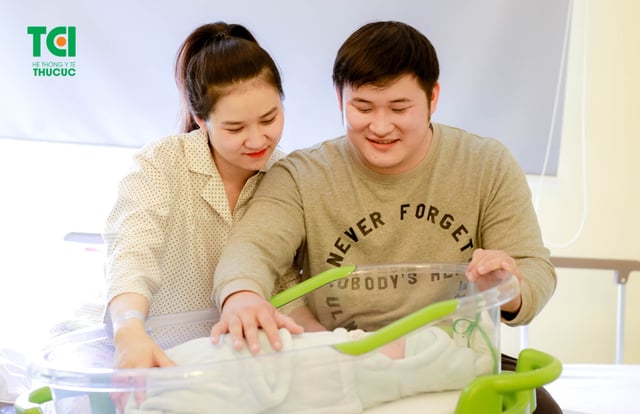 Diễn viên Dũng Hớn đưa vợ đi sinh tại Thu Cúc
