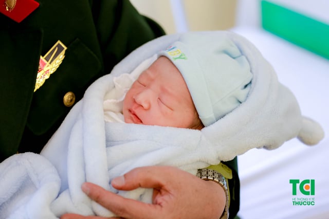 Diễn viên Dũng Hớn đưa vợ đi sinh tại Thu Cúc