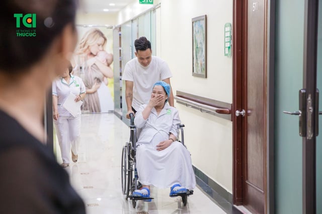 Cầu Thủ Lê Thanh Bình đưa vợ đi sinh