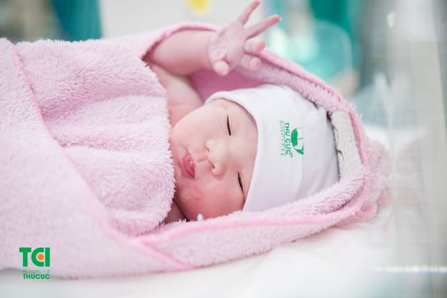 Cầu Thủ Lê Thanh Bình đưa vợ đi sinh