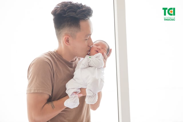 Cầu Thủ Lê Thanh Bình đưa vợ đi sinh