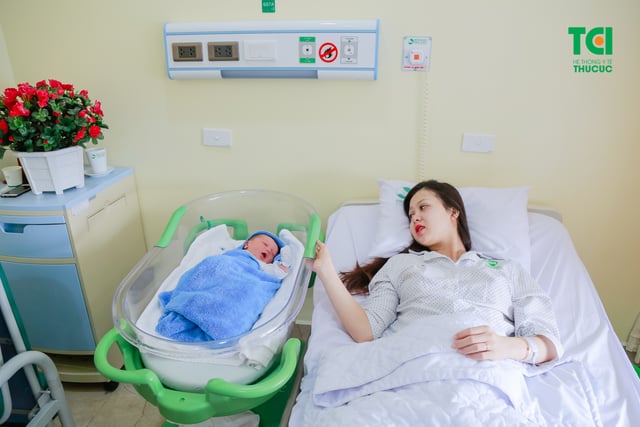 Á khôi Huyền Giang đi sinh “quý tử” tại Bệnh viện ĐKQT Thu Cúc