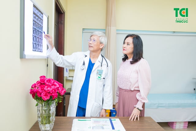 NSND Hoàng Cúc &#8211; Khám sức khỏe