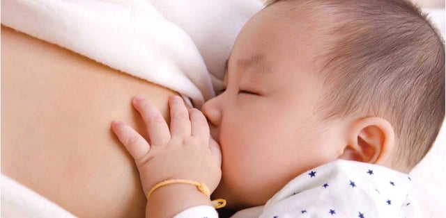 Giải đáp: Mỗi ngày trẻ sơ sinh cần bao nhiêu sữa?