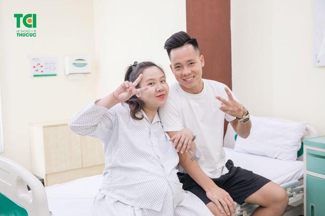 Cầu Thủ Lê Thanh Bình đưa vợ đi khám thai