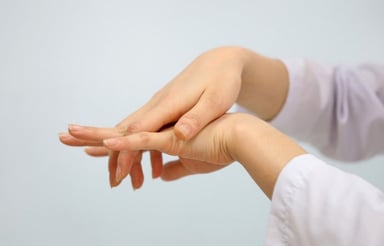 Nguyên nhân tê bì chân tay  cách phòng tránh tê bì chân tay