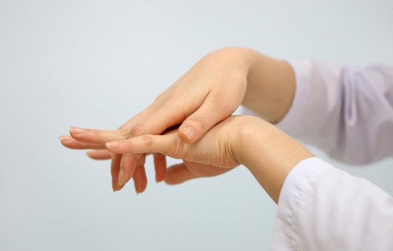 Nguyên nhân tê bì chân tay  cách phòng tránh tê bì chân tay