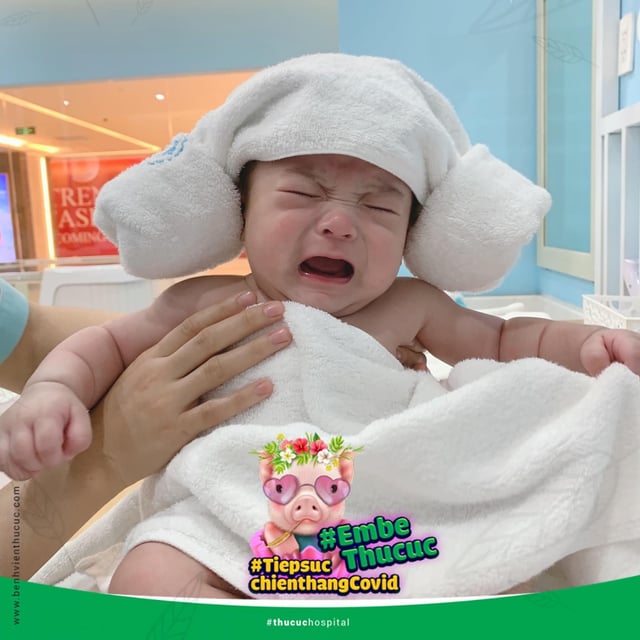 Biểu cảm “tan chảy” của các em bé sinh trong mùa dịch