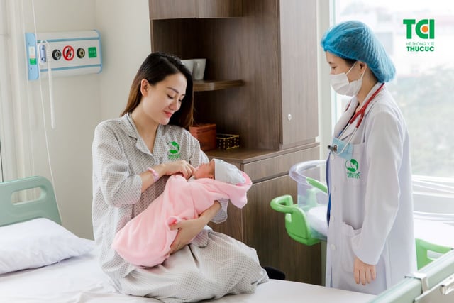 Ca sĩ Ngô Phương Thúy đi sinh