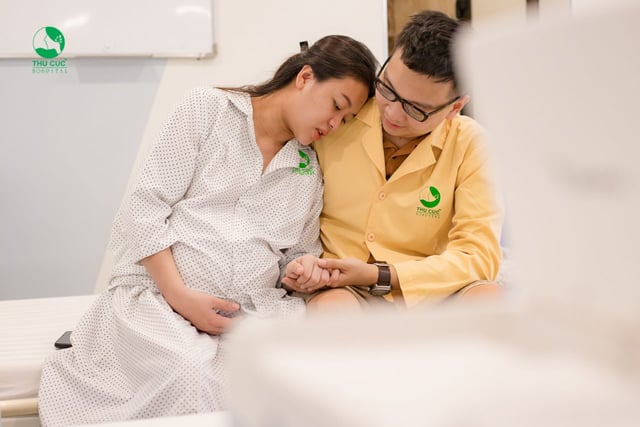 Người mẫu ảnh Mạnh Khánh Chi đi sinh