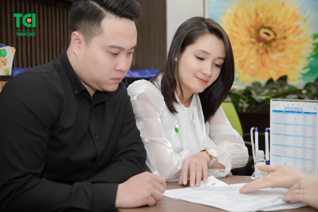 Diễn viên Trịnh Khánh Linh đi khám thai 36 tuần