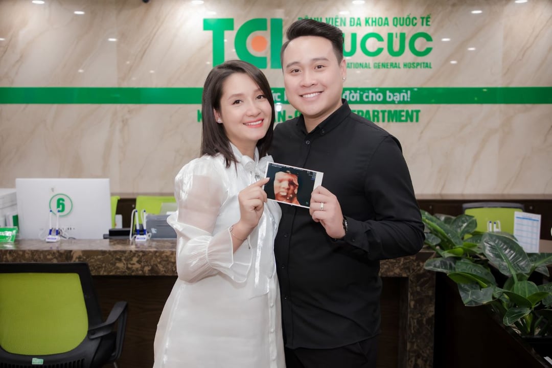 Diễn viên Trịnh Khánh Linh đi khám thai 36 tuần
