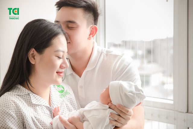 Ca sĩ Đông Hùng Cùng vợ đi sinh