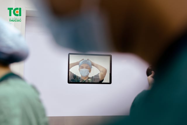 Diễn viên Mạnh Quân hồi hộp đưa vợ đi sinh vì vỡ ối sớm