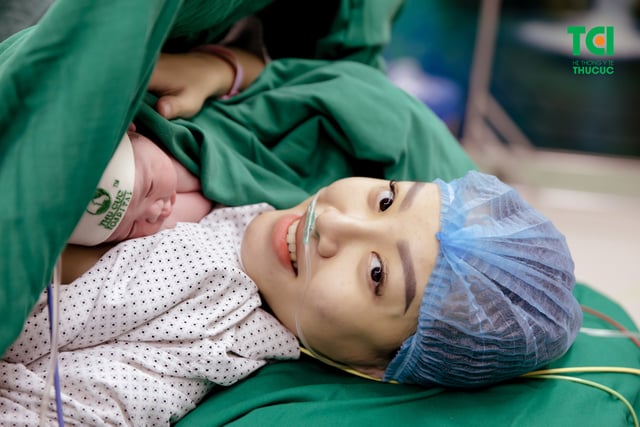 Diễn viên Mạnh Quân hồi hộp đưa vợ đi sinh vì vỡ ối sớm