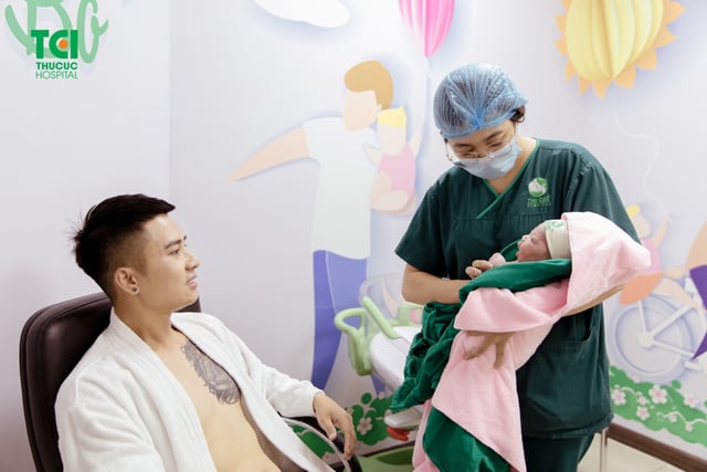Diễn viên Mạnh Quân hồi hộp đưa vợ đi sinh vì vỡ ối sớm