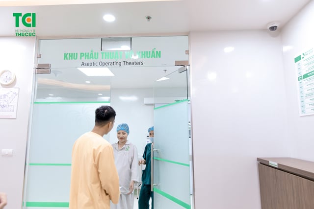 Diễn viên Mạnh Quân hồi hộp đưa vợ đi sinh vì vỡ ối sớm