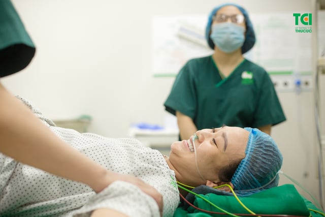 Cận cảnh ca mổ dây rốn thắt nút tại Bệnh viện Thu Cúc