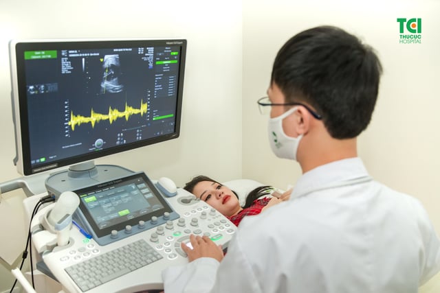 Ca sĩ Đông Hùng đưa vợ đi khám thai