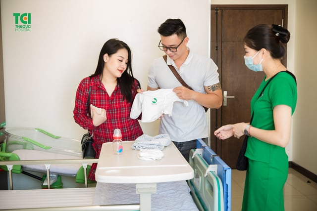 Ca sĩ Đông Hùng đưa vợ đi khám thai