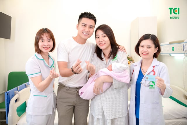 Diễn viên Mạnh Quân hồi hộp đưa vợ đi sinh vì vỡ ối sớm