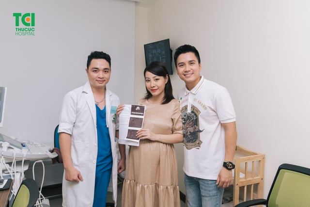 Diễn viên Mạnh Quân đưa vợ đi khám thai