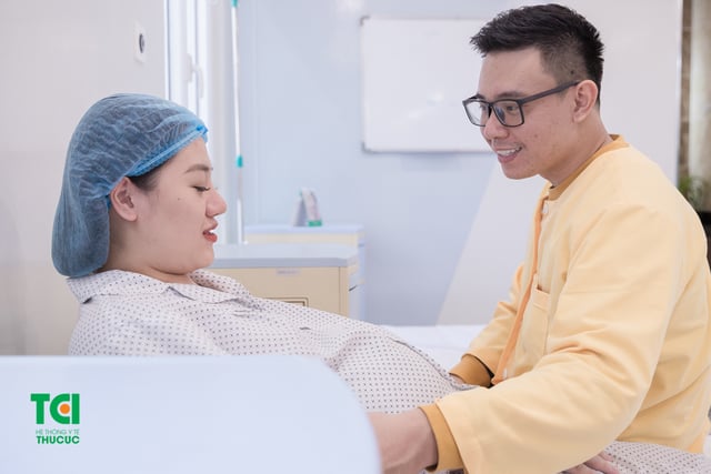 Ca sĩ Đông Hùng đón con đầu lòng