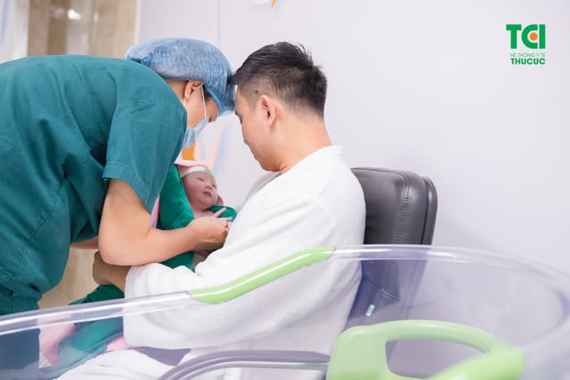 Ca sĩ Đông Hùng đón con đầu lòng
