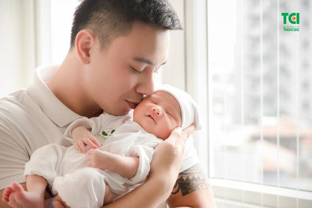 Ca sĩ Đông Hùng đón con đầu lòng