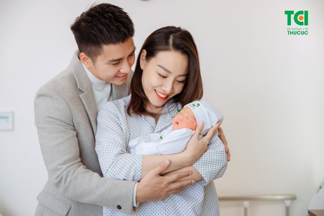Diễn viên Mạnh Quân hồi hộp đưa vợ đi sinh vì vỡ ối sớm