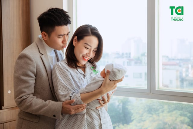 Diễn viên Mạnh Quân hồi hộp đưa vợ đi sinh vì vỡ ối sớm