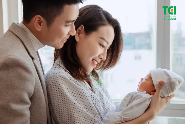 Diễn viên Mạnh Quân hồi hộp đưa vợ đi sinh vì vỡ ối sớm