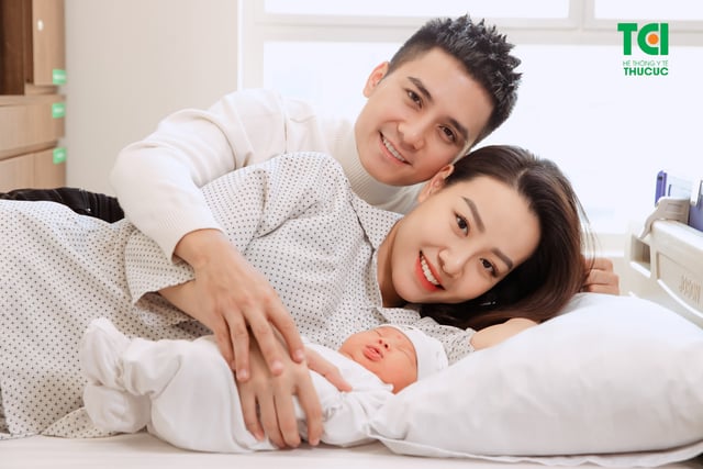 Diễn viên Mạnh Quân hồi hộp đưa vợ đi sinh vì vỡ ối sớm