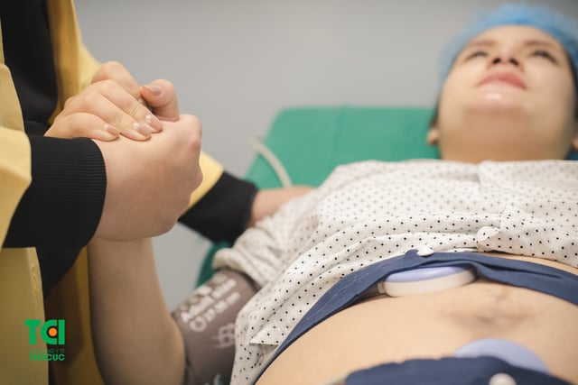 Diễn viên Trịnh Khánh Linh đi sinh