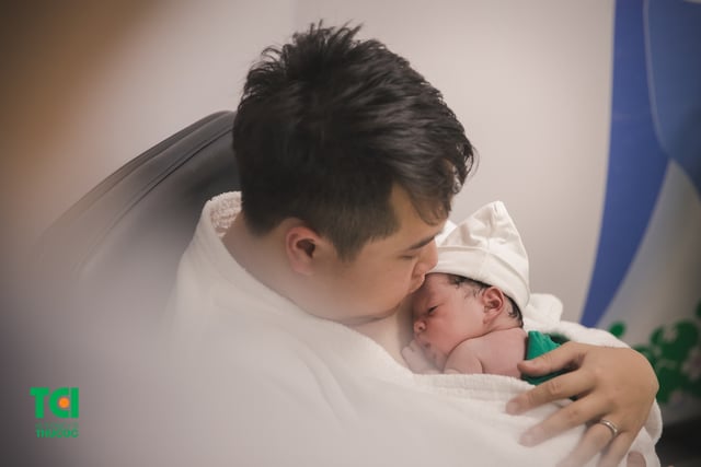 Diễn viên Trịnh Khánh Linh đi sinh