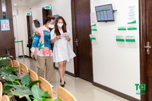 Diễn viên Đỗ Duy Nam đưa vợ đi khám thai 28 tuần