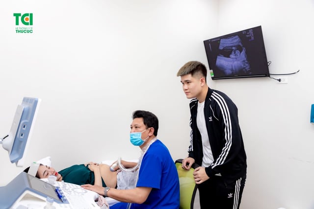 Cầu thủ Lục Xuân Hưng đưa vợ đi khám thai