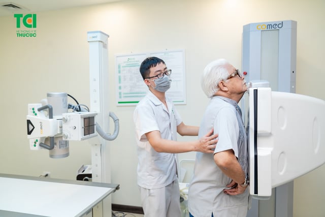 &#8220;Chủ tịch Cao Dược&#8221; NSƯT ĐỨC TRUNG  thăm khám tại Bệnh viện ĐKQT Thu Cúc