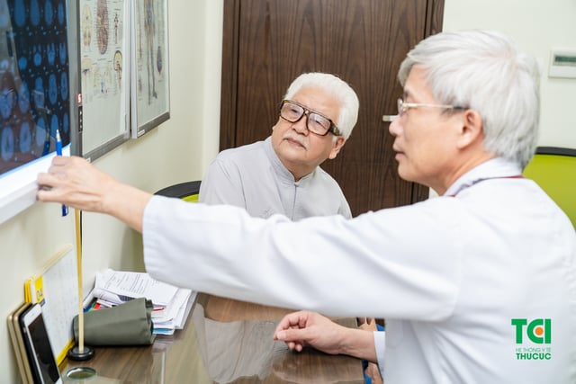 &#8220;Chủ tịch Cao Dược&#8221; NSƯT ĐỨC TRUNG  thăm khám tại Bệnh viện ĐKQT Thu Cúc