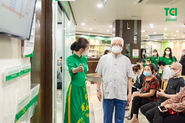 &#8220;Chủ tịch Cao Dược&#8221; NSƯT ĐỨC TRUNG  thăm khám tại Bệnh viện ĐKQT Thu Cúc
