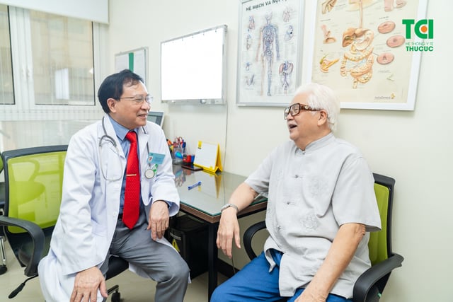 &#8220;Chủ tịch Cao Dược&#8221; NSƯT ĐỨC TRUNG  thăm khám tại Bệnh viện ĐKQT Thu Cúc