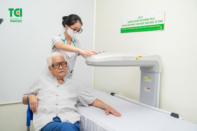 &#8220;Chủ tịch Cao Dược&#8221; NSƯT ĐỨC TRUNG  thăm khám tại Bệnh viện ĐKQT Thu Cúc