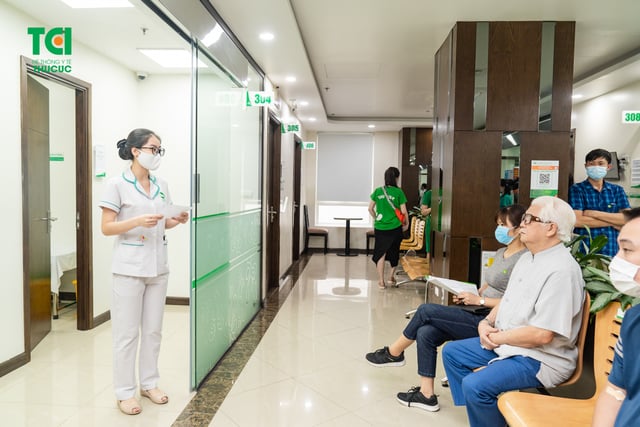 &#8220;Chủ tịch Cao Dược&#8221; NSƯT ĐỨC TRUNG  thăm khám tại Bệnh viện ĐKQT Thu Cúc