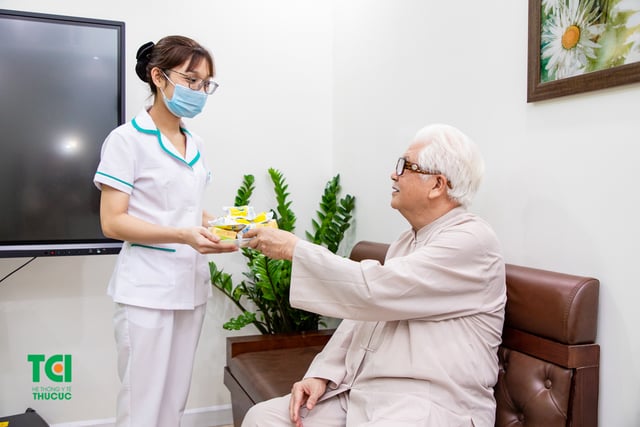 &#8220;Chủ tịch Cao Dược&#8221; NSƯT ĐỨC TRUNG  thăm khám tại Bệnh viện ĐKQT Thu Cúc