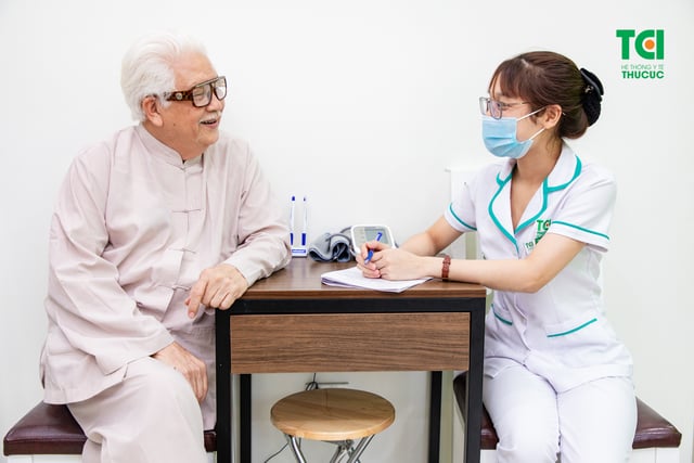 &#8220;Chủ tịch Cao Dược&#8221; NSƯT ĐỨC TRUNG  thăm khám tại Bệnh viện ĐKQT Thu Cúc
