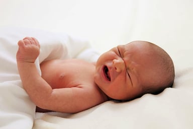 Trẻ sơ sinh bị viêm họng, cha mẹ cần làm gì?