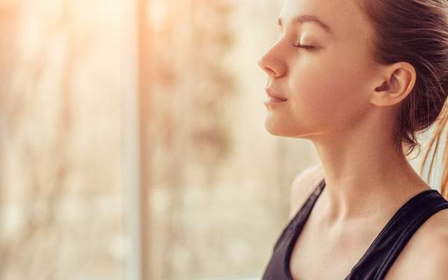 Mách bạn cách hít thở chữa mất ngủ đơn giản