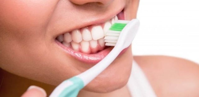 Bác sĩ nha khoa tư vấn chăm sóc răng miệng đúng cách