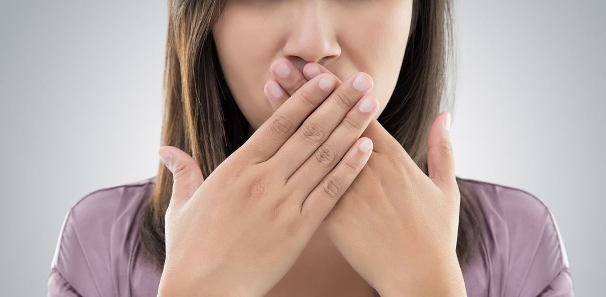 Giải đáp: Dán sứ veneer có bị hôi miệng không?