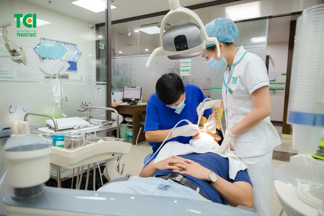 Nhổ răng khôn &#8211; 7 phút giải cứu nam thanh niên Hà Nội